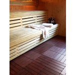 Plastová dlažba Hestra v barvě a provedení mahagonového dřeva v sauně.