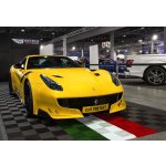 Plastová dlažba Mosolut Performance Floor, typ Race, pod koly Ferrari