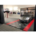 Plastová dlažba Mosolut Performance Floor, typ Race v červené barvě v kombinaci s černou v showroomu