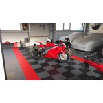 Plastová dlažba Mosolut Performance Floor, typ Race, kombinace šedé, černé a červené barvy