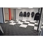 Plastová dlažba Mosolut Performance Floor, typ Race Flat, bílá v kombinaci s černou v showroomu