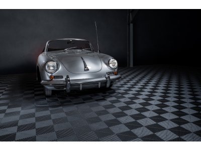 Plastová dlažba Mosolut Performance Floor, typ Race Flat, barva tmavě šedá pod koly Porsche