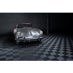 Plastová dlažba Mosolut Performance Floor, typ Race Flat, barva kovově šedá pod koly Porsche