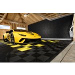 Plastová dlažba Mosolut Performance Floor, typ Race Flat v černé barvě pod koly Lamborghini