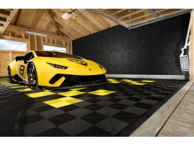 Plastová dlažba Mosolut Performance Floor, typ Race Flat v černé barvě pod koly Lamborghini
