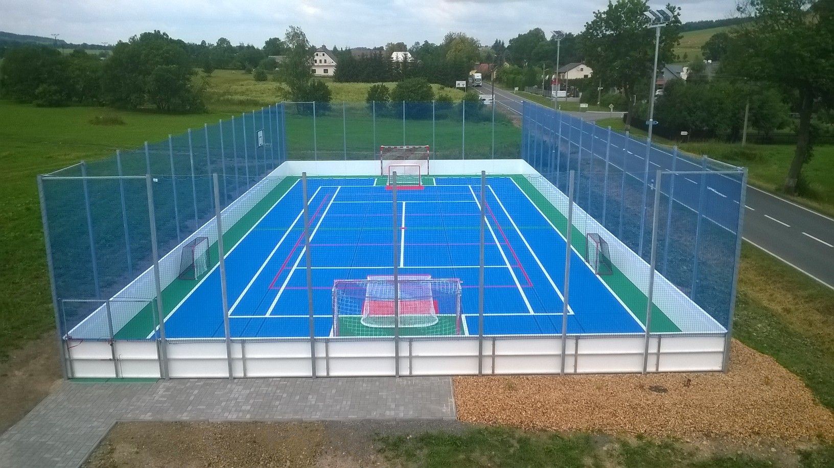 Na venkovní sporty, basket i tenis