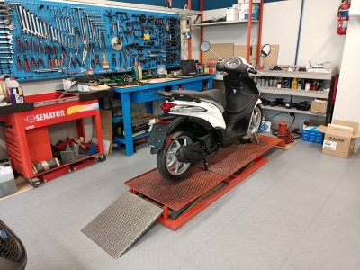 PVC dlažba z recyklátu Mosolut Machine Industrail ECO, diamant světle šedá
